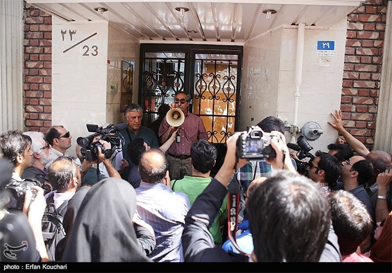 تجمع مقابل خانه سینما همچنان ادامه دارد/ توحیدی: منتظر بازگشت احمدی‌نژاد از سفر می‌مانیم