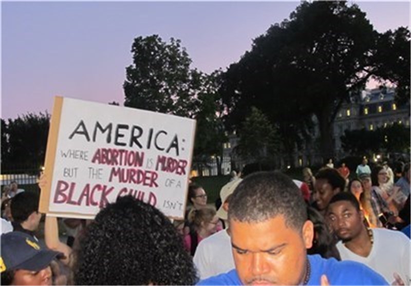 المئات یتجمعون فی واشنطن أمام البیت الابیض احتجاجا علی مقتل فتی أمریکی