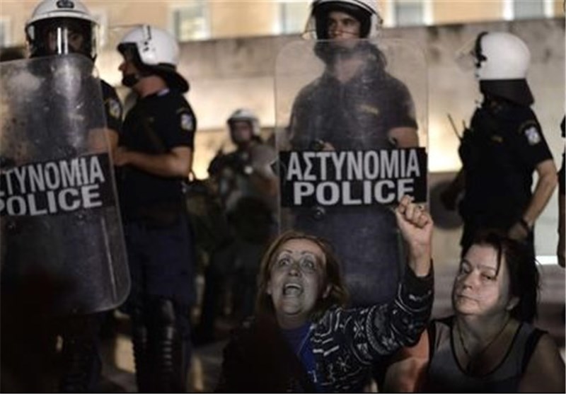 یورش پلیس یونان به تظاهرات کنندگان با گاز اشک آور