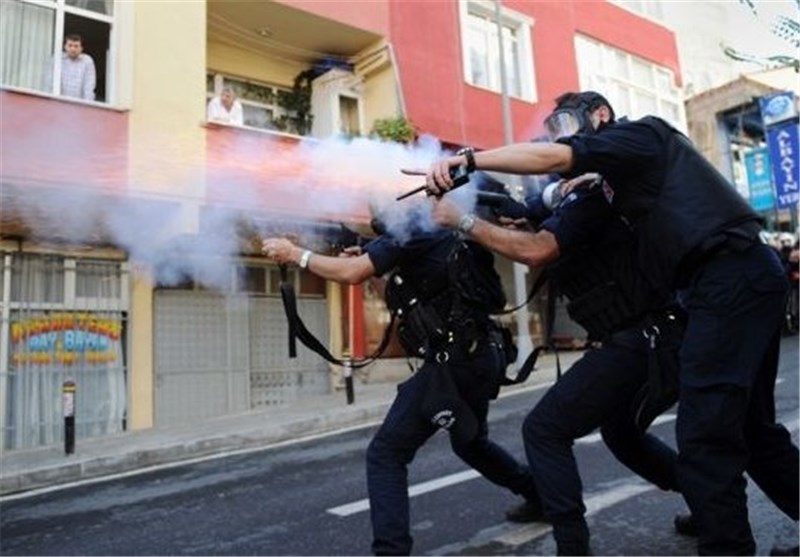 پلیس ترکیه برای جلوگیری از ورود مردم به کوبانی از گاز اشک‌آور استفاده کرد
