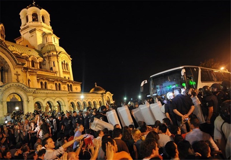 پلیس نمایندگان بلغارستان را از دست معترضان نجات داد