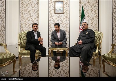 دیدار آصف علی زرداری رئیس جمهور پاکستان با محمود احمدی نژاد رئیس جمهور سابق
