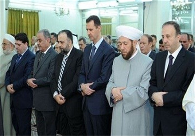 Syrian President Attends Prayers in Damascus Mosque (+Video)