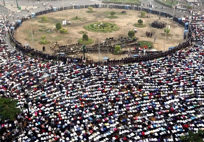 ورود مصری ها به میدان التحریر برای برپایی جشن 25 ژانویه