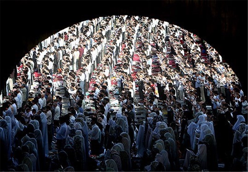 اجتماع عظیم مردم در نماز عید فطر صلابت اسلام را به جهانیان نشان می‌دهد