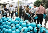 توزیع کلاه ایمنی بین موتورسواران شهرستان ایوان و ملکشاهی