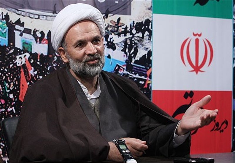 روانبخش: آقای روحانی با اختیارات قانونی خود چه کرده که فراتر از قانون را مطالبه می‌کند