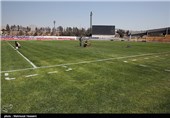 آماده سازی چمن ورزشگاه تختی تهران در آستانه بازی نفت تهران و پرسپولیس از سری مسابقات لیگ برتر فوتبال