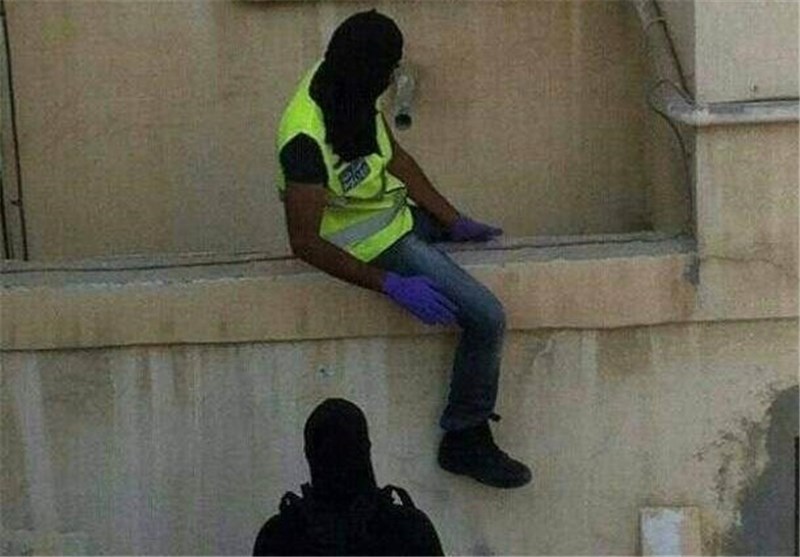 در بحرین به جای دزد پلیس از دیوار بالا می رود!+ عکس