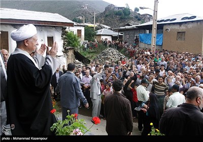 حضور آیت الله هاشمی رفسنجانی در جمع مردم روستای دلیر از توابع مرزن آباد چالوس