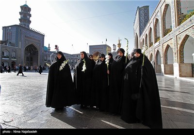 گلباران مزار شهدا در حرم مطهر علی بن موسی الرضا(ع) توسط بانوان خادم