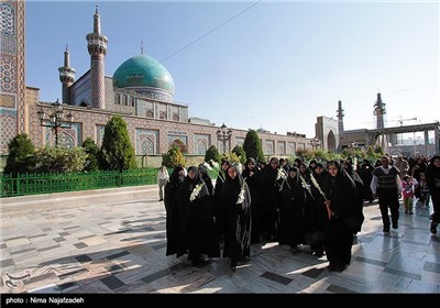 گلباران مزار شهدا در حرم مطهر علی بن موسی الرضا(ع) توسط بانوان خادم