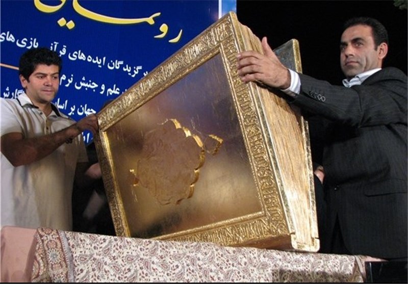 کتابت بزرگترین قرآن دست نویس مطلای جهان در بیرجند پایان یافت