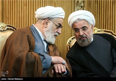 حجت الاسلام حسن روحانی رئیس جمهور و حجت الاسلام محمدی گلپایگانی رئیس دفتر مقام معظم رهبری