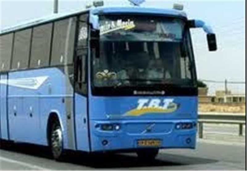 برخورد اتوبوس با 2 وانت نیسان در اتوبان قم تهران