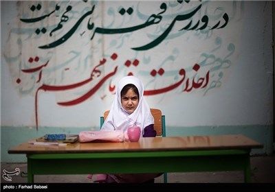 نام و نام خانوادگی : محنا گل محمد زاده - شغل مورد علاقه در آینده : دکتر بزرگسالان - دوست داشتنی ترین چیز در زندگی : مادر و پدر - غذای مورد علاقه : کدو پلو 