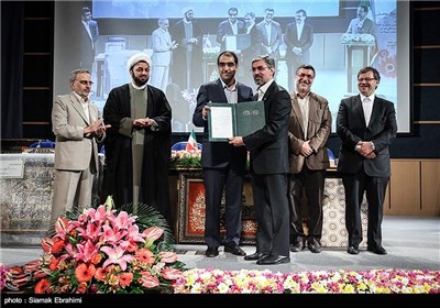 اعطای حکم سرپرست جدید دانشگاه علوم پزشکی تهران به علی جعفریان توسط سیدحسن قاضی زاده هاشمی وزیر بهداشت