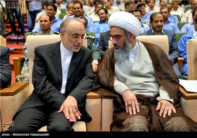 علی اکبر صالحی و آیت الله صفایی بوشهری در مراسم تحویل موقت نیروگاه بوشهر به سازمان انرژی اتمی