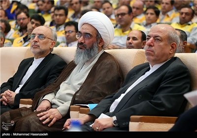 حمید چیت چیان وزیر نیرو، آیت الله صفایی بوشهری و علی اکبر صالحی در مراسم تحویل موقت نیروگاه بوشهر به سازمان انرژی اتمی