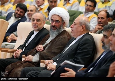 حمید چیت چیان وزیر نیرو، آیت الله صفایی بوشهری و علی اکبر صالحی در مراسم تحویل موقت نیروگاه بوشهر به سازمان انرژی اتمی