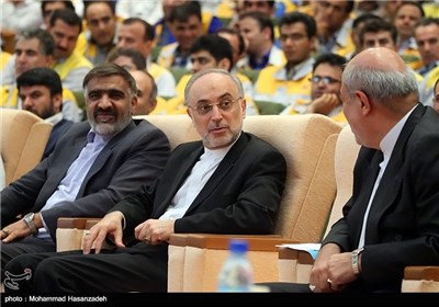 حمید چیت چیان وزیر نیرو و علی اکبر صالحی در مراسم تحویل موقت نیروگاه بوشهر به سازمان انرژی اتمی