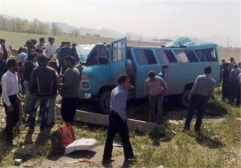 یک دستگاه مینی بوس در جاده بردسکن - خلیل‌آباد واژگون شد