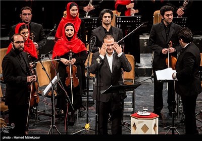 علیرضا قربانی خواننده در پایان اجرای کنسرت موسیقی حریق خزان