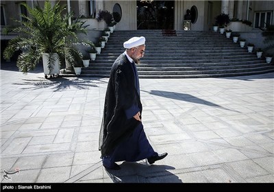 حجت الاسلام حسن روحانی رئیس جمهور پس از پایان نشست خبری در حاشیه جلسه هیئت دولت