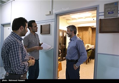 کامران دانشجو وزیر علوم در دولت دهم در محل کار خود در حال گفت و گو با دانشجویان خود