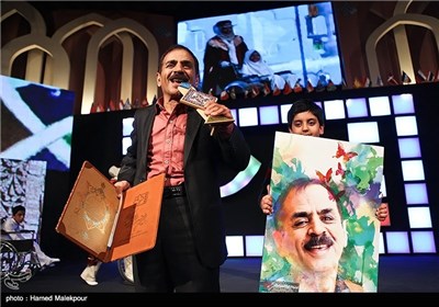 تقدیر از قدرت الله ایزدی (آقا رشید) در افتتاحیه بیست و هفتمین جشنواره بین‌المللی فیلم‌های کودکان و نوجوانان