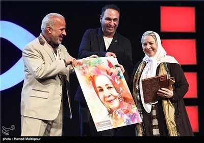 تقدیر از شمسی فضل اللهی در افتتاحیه بیست و هفتمین جشنواره بین‌المللی فیلم‌های کودکان و نوجوانان