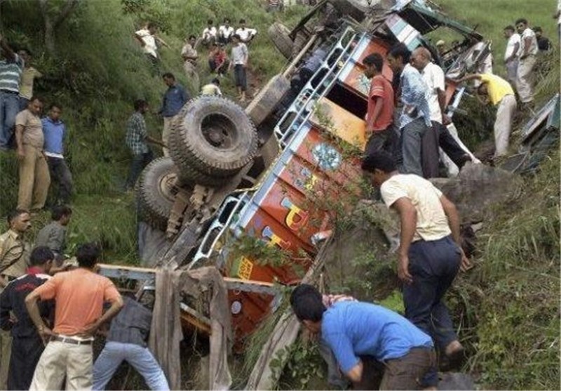6 کشته و 3 زخمی در حادثه سقوط یک اتوبوس توریستی در اندونزی