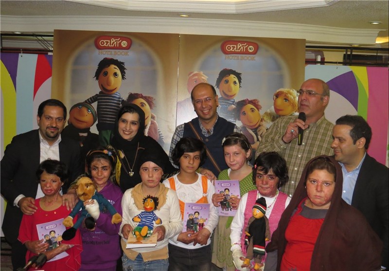 اهدای دفتر‌های «کلاه‌قرمزی» به بچه‌های مدرسه شین‌آباد