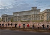 ادامه تظاهرات مردم رومانی در اعتراض به اجرای پروژه معدن طلا
