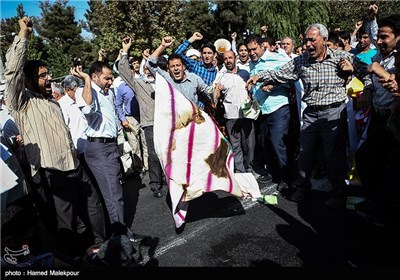 نمازگزاران تهرانی با برپایی راهپیمایی، از دولت خواستار شفاف سازی مذاکرات هسته ای در ژنو شدند