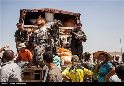 توزیع کمک های بشردوستانه از جمله چادر، پتو و مواد غذایی برای آوارگان سوری در عراق