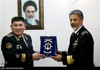  Iranian, Kazakh Navy Commanders Meet in Tehran