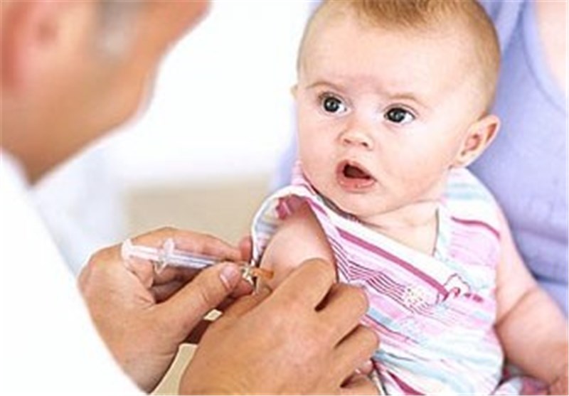 واکسن پنتاوالان با تزریق به یک نوزاد دو ماهه در فارس رونمایی شد