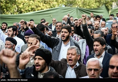 راهپیمایی نمازگزاران تهرانی در اعتراض به سیاست های خصمانه ی آمریکا