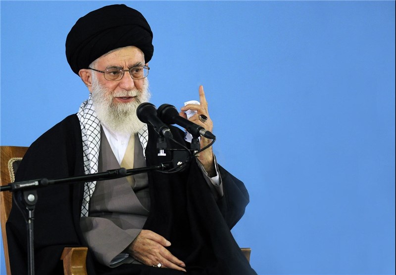 دستان رهبر ایران، موج بیداری اسلامی را هدایت می‌کند