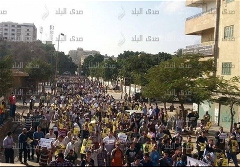 تظاهرات طرفداران اخوان‌المسلیمن در حلوان مصر همزمان با محاکمه مرسی