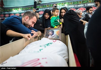 استقبال خانواده شهید محمد منتظری از پیکر فرزندشان