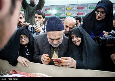 پدر و مادر شهید محمد منتظری پس از احراز هویت بر پیکر فرزندشان