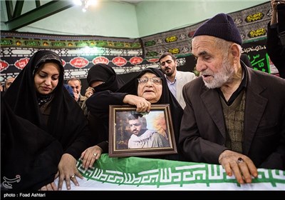 استقبال خانواده شهید محمد منتظری از پیکر فرزندشان