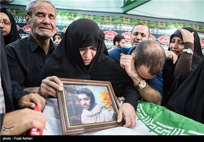 استقبال خانواده شهید محمد منتظری از پیکر فرزندشان