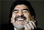 مارادونا برای اثبات بی‌گناهی‌اش دست به قلم می‌شود