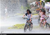 Thousands Flee Christmas Day Typhoon in Philippines