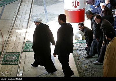 حسن روحانی رئیس جمهور هنگام خروج از جایگاه اقامه نماز جمعه تهران