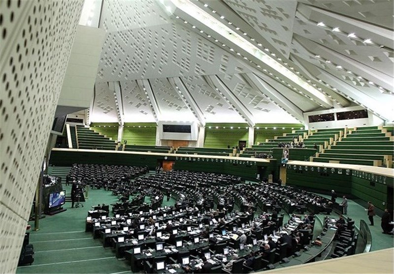 Zarif, Nuclear Team Get Pat on Back from Lawmakers