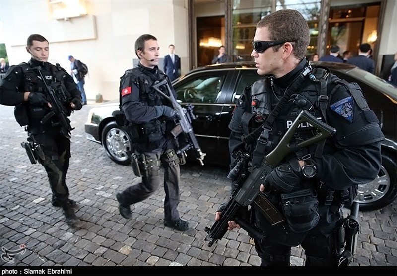 نفربرهای پلیس سوئیس اینترکانتیننتال را محاصره کردند
